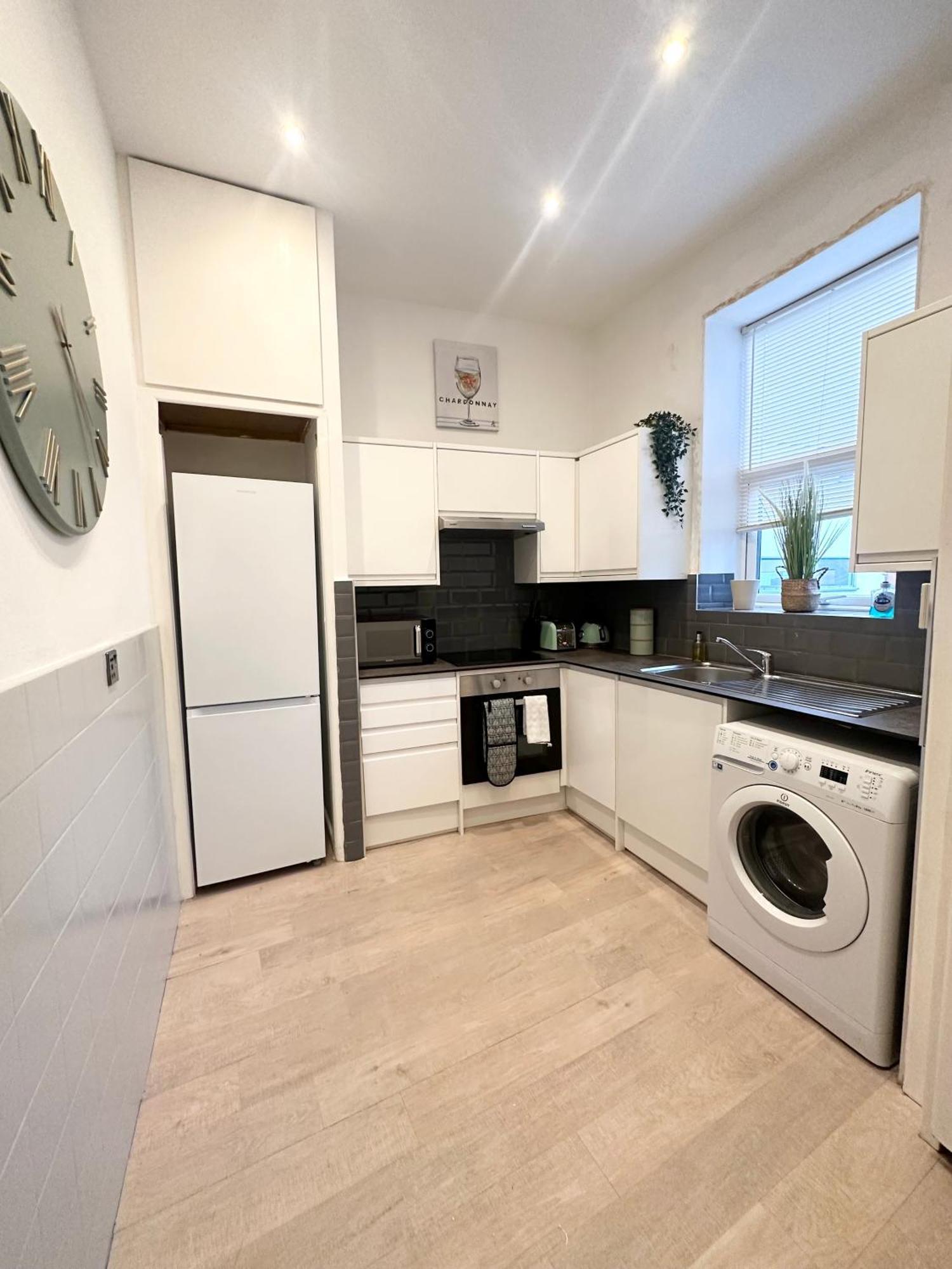 The City Surfer Apartment - By Coastline Retreats - Parking Included - Sleeps 5 - City Centre Bournemouth Ngoại thất bức ảnh