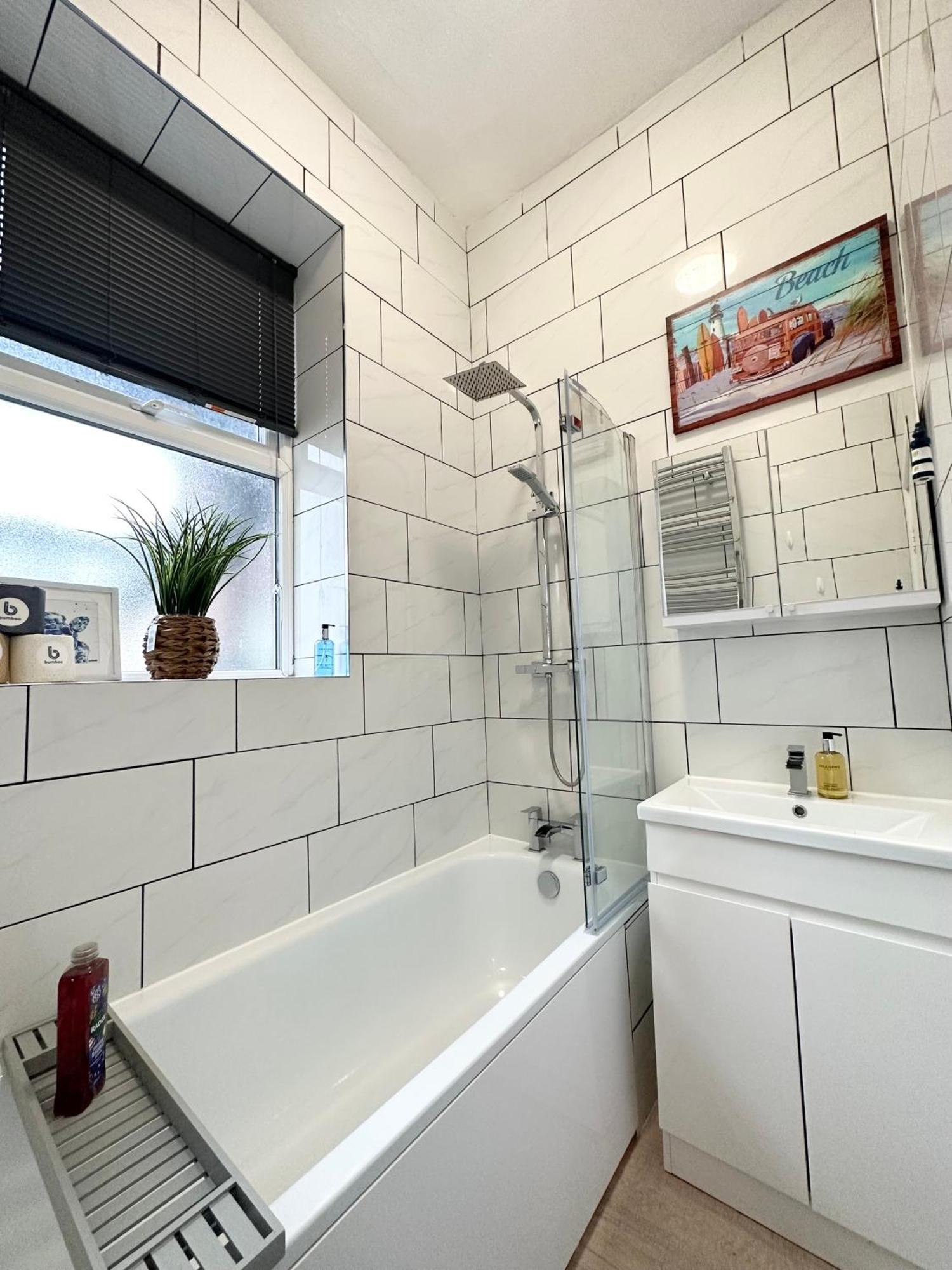 The City Surfer Apartment - By Coastline Retreats - Parking Included - Sleeps 5 - City Centre Bournemouth Ngoại thất bức ảnh