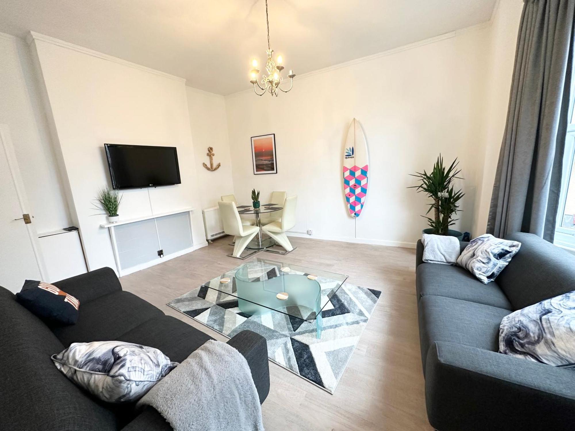 The City Surfer Apartment - By Coastline Retreats - Parking Included - Sleeps 5 - City Centre Bournemouth Ngoại thất bức ảnh