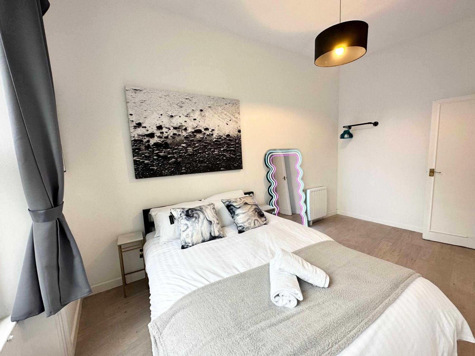 The City Surfer Apartment - By Coastline Retreats - Parking Included - Sleeps 5 - City Centre Bournemouth Ngoại thất bức ảnh