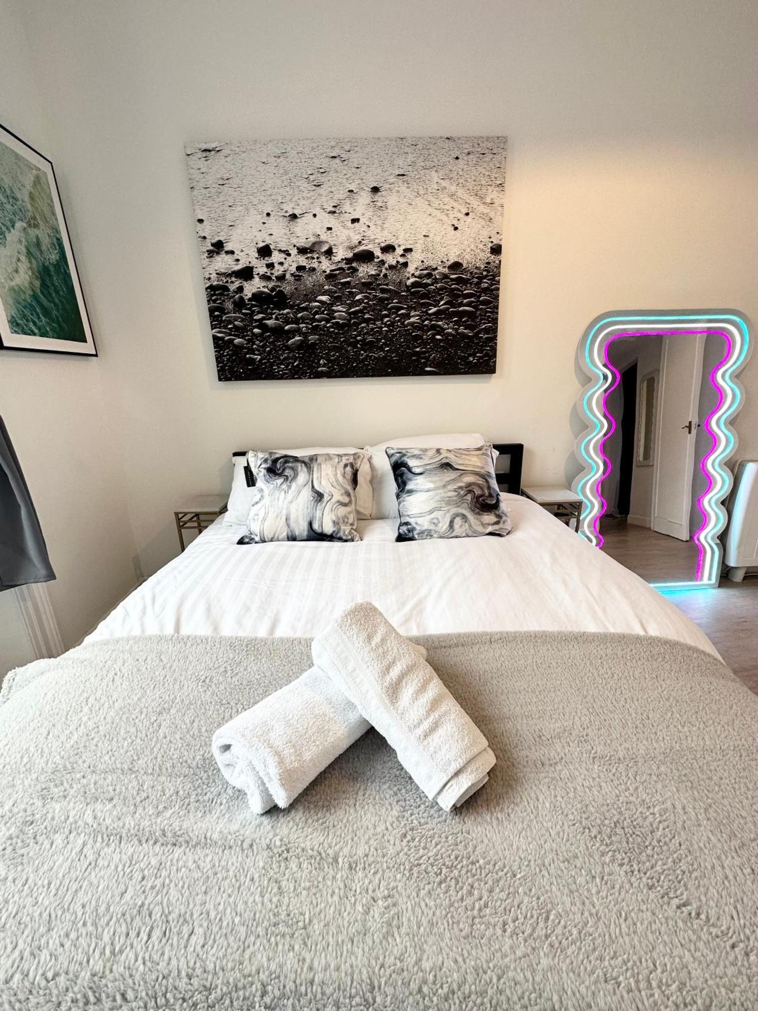 The City Surfer Apartment - By Coastline Retreats - Parking Included - Sleeps 5 - City Centre Bournemouth Ngoại thất bức ảnh