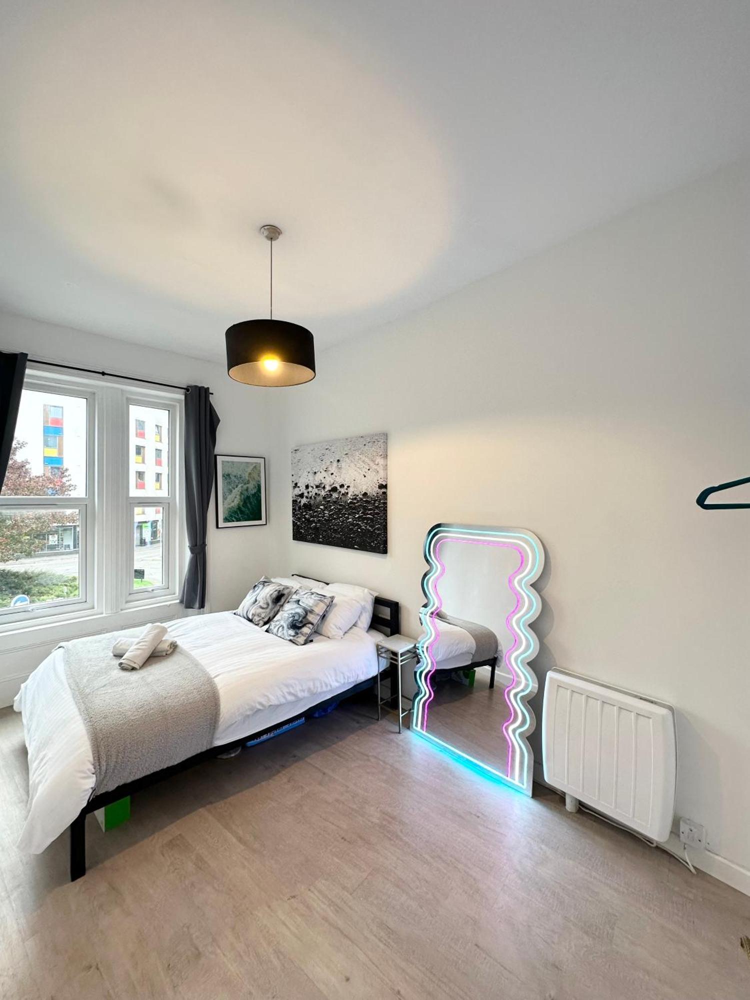 The City Surfer Apartment - By Coastline Retreats - Parking Included - Sleeps 5 - City Centre Bournemouth Ngoại thất bức ảnh