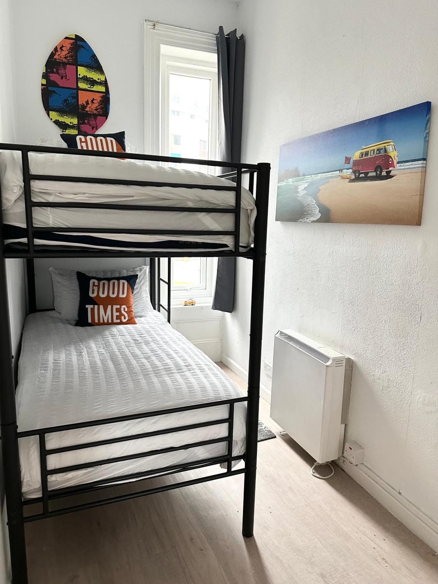 The City Surfer Apartment - By Coastline Retreats - Parking Included - Sleeps 5 - City Centre Bournemouth Ngoại thất bức ảnh
