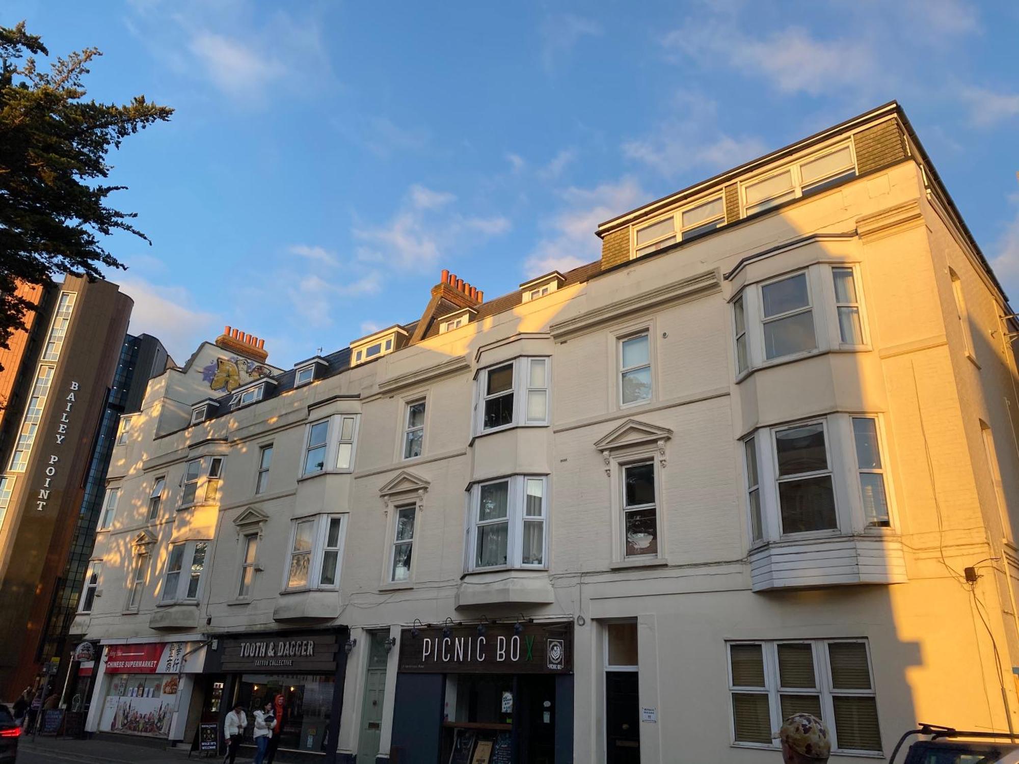 The City Surfer Apartment - By Coastline Retreats - Parking Included - Sleeps 5 - City Centre Bournemouth Ngoại thất bức ảnh